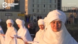 "Это наша земля!" Шаман, художницы и просто жители Нур-Султана защищают озеро от стройки "Это наша земля!" Шаман, художницы и просто жители Нур-Султана защищают озеро от стройки