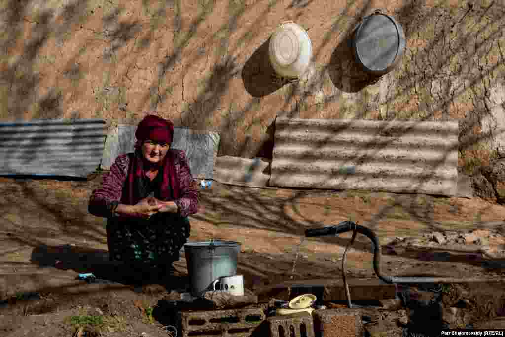 C момента возбуждения уголовного дела прошло уже четыре месяца. Мать говорит, что никто так и не понес наказания за смерть ее ребенка  На фото – мать Зарины набирает воду