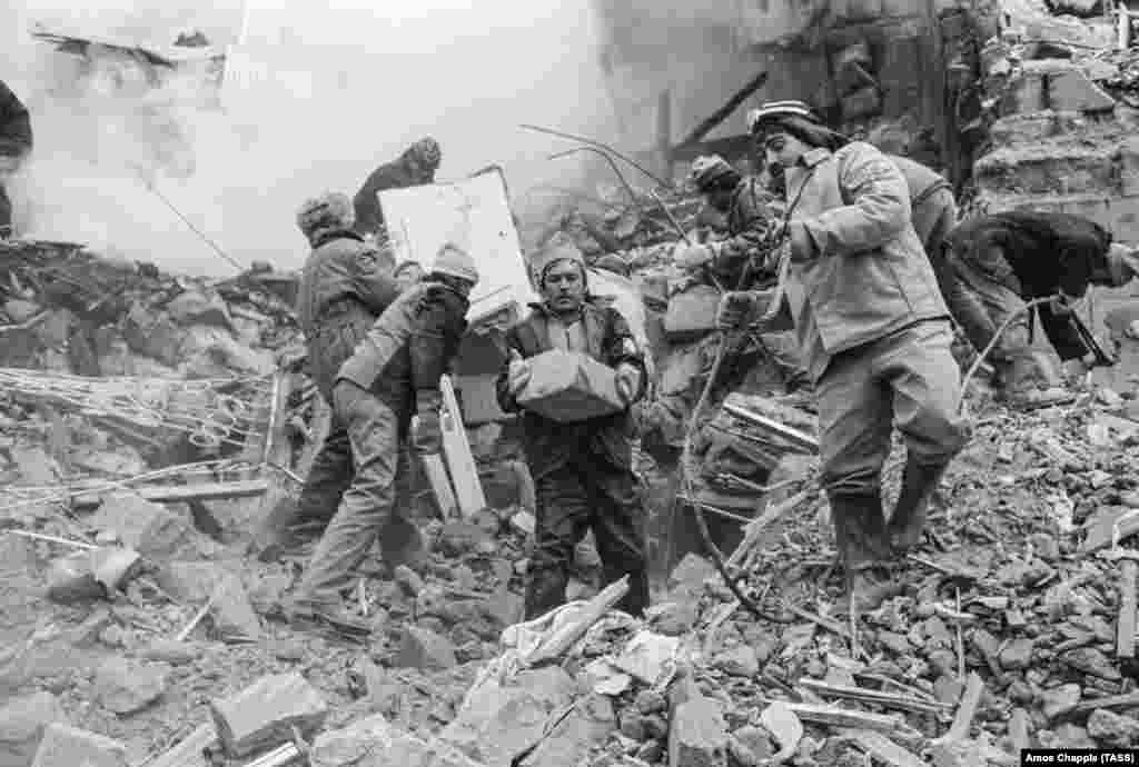 Из 78 высотных жилых домов в Гюмри устояли шесть. Фотография сделана 12 декабря 1988 года