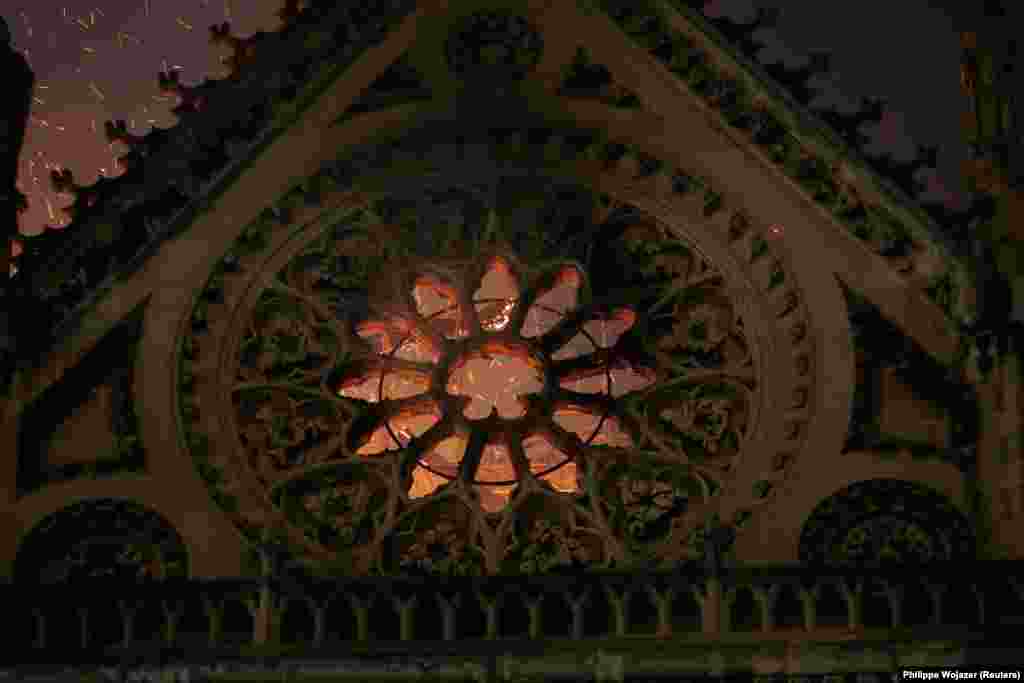 Пожарные не использовали вертолеты: сброс воды мог способствовать обрушению собора