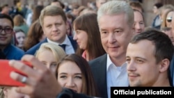 Мэр Москвы Сергей Собянин в окружении москвичей и телохранителей