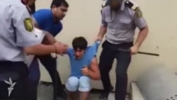 Полиция избивает задержанных на демонстрации в Мингячевире Полиция избивает задержанных на демонстрации в Мингячевире