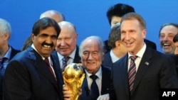 Эмир Катара, глава FIFA Йозеф Блаттер и вице-премьер России Игорь Шувалов после объявления итогов выборов стран-хозяек ЧМ-2018 и ЧМ-2022