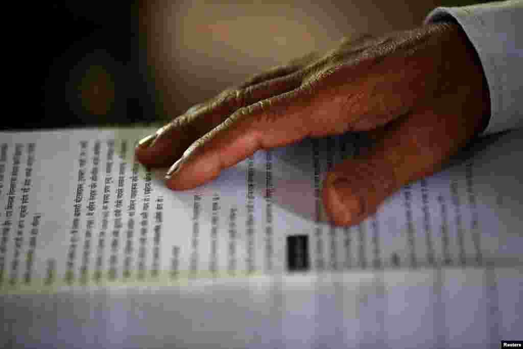 Дурга говорит, что решил закончить образование чтобы не чувствовать себя одиноко после смерти жены. "Я хожу в школу, чтобы забыть свои печали", – признается десятиклассник