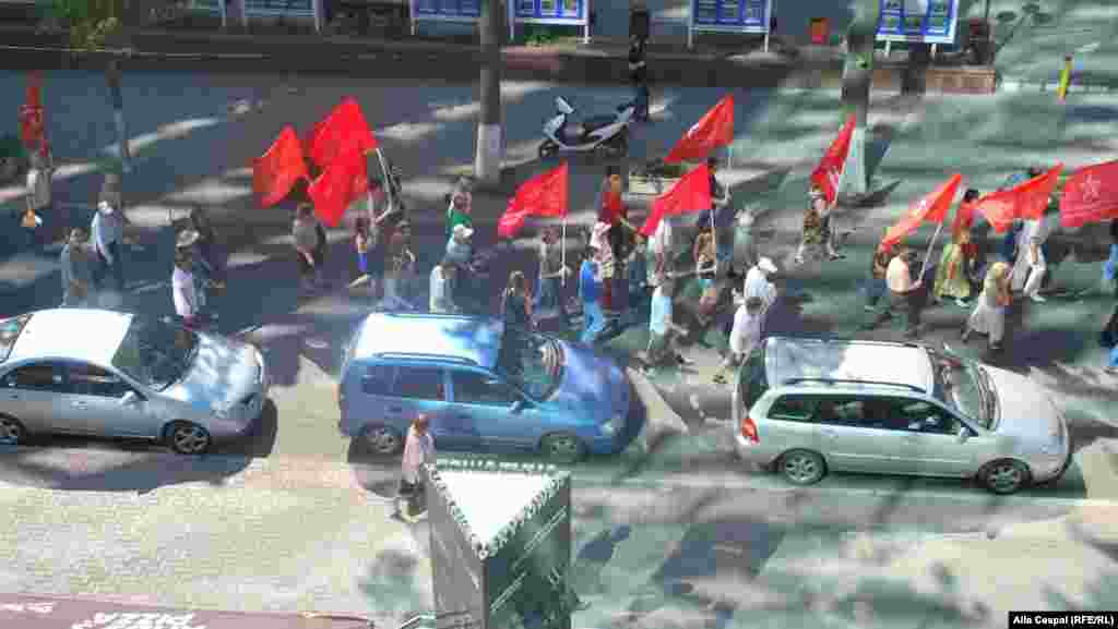 Социалдемократы скандировали "воры в Дубаях", "долой Алянс", "долой правительство", "нет повышению тарифов"