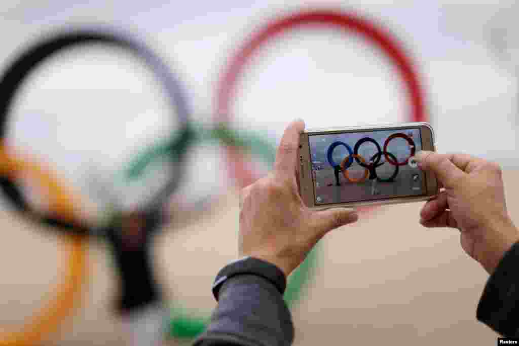 Независимая комиссия Всемирного антидопингового агентства (WADA) под руководством Ричарда Макларена опубликовала доклад, согласно которому российские спортсмены систематически употребляли допинг во время соревнований, в том числе Олимпиады в Сочи. Во второй части доклада утверждалось, что российские власти поощряли и координировали употребление допинга спортсменами. В результате допингового скандала российских легкоатлетов и спортсменов других видов спорта отстранили от Олимпиады в Рио. Лишилась Игр и целая паралимпийская команда из России.  Кремль отрицал обвинения WADA, но и.о. генерального директора Российского антидопингового агентства Анна Анцелиович 28 декабря подтвердила газете New York Times, что российские олимпийцы массово использовали препараты во время Олимпиады-2014, а спортивные власти покрывали этих атлетов