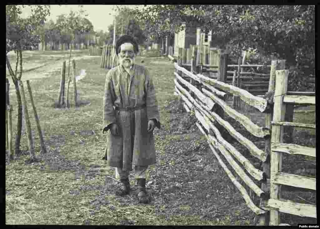 Старик-крестьянин из деревни Дубое в Пинском районе, это одна самых известных полесских деревень и самое старое село района 