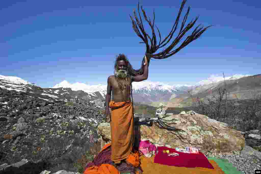 Муктинатх - священая долина, являющаяся центром паломничества как буддистов, так и индуистов На фото - индуистский садху. Этим термином называют людей, которые решили посвятить жизнь духовному освобождению через медитации. Считается, что садху умерли как для себя, так и для Индии как граждане. Часто садху совершают ритуал собственных "похорон"