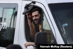 Освобожденные заложники, братья Гали и Зив Берман, прибыли в медицинский центр в Рамат-Гане, Израиль, 13 октября 2025 года