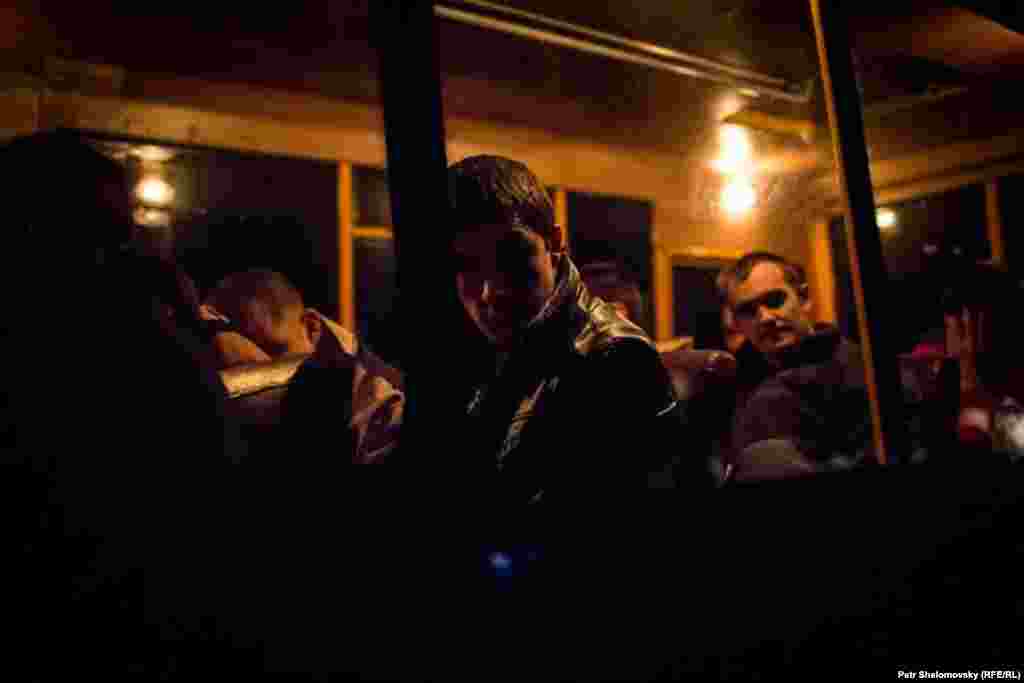 Донецк, обмен пленными между сепаратистами "ДНР" и киевскими силовиками, представители "ДНР" отпустили 16 человек. Фото Петр Шеломовский, "Настоящее время" 