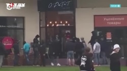 Люди пришли поддержать работников кафе, в котором милиция разбила стекло, задерживая протестующих Люди пришли поддержать работников кафе, в котором милиция разбила стекло, задерживая протестующих