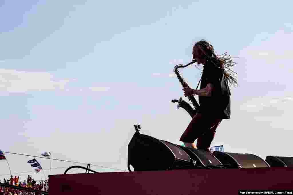 Музыкант на сцене на фестивале "Нашествие-2015"