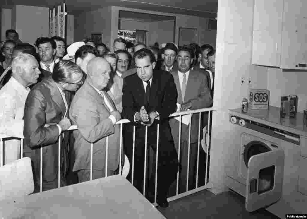 Никите Хрущеву (третьему слева), пришедшему к власти после смерти Сталина в 1953 году, показывают на проходившей в 1959 году выставке макет американской кухни. Жилищный вопрос в это время в СССР обретает критический характер: жители ютятся в коммунальных квартирах, городское население продолжает стремительно расти. На этом фото справа от Хрущева – вице-президент США Ричард Никсон, рядом с ним – Леонид Брежнев.