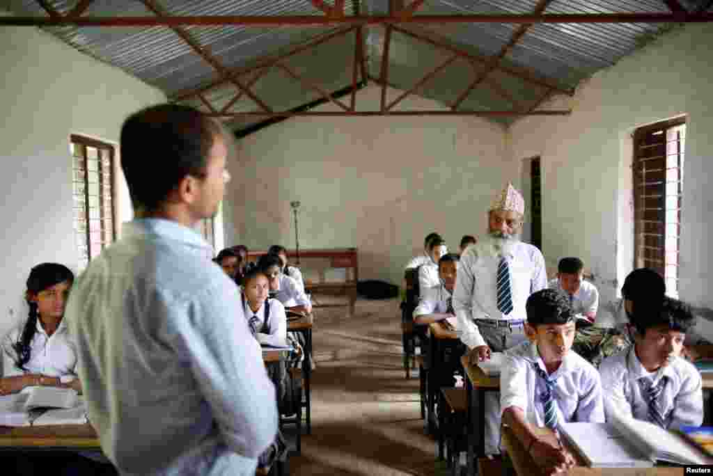 "Я впервые учу человека, которому столько же лет, сколько и моему отцу. Но я очень этому рад", – рассказывает один из преподавателей Дурги