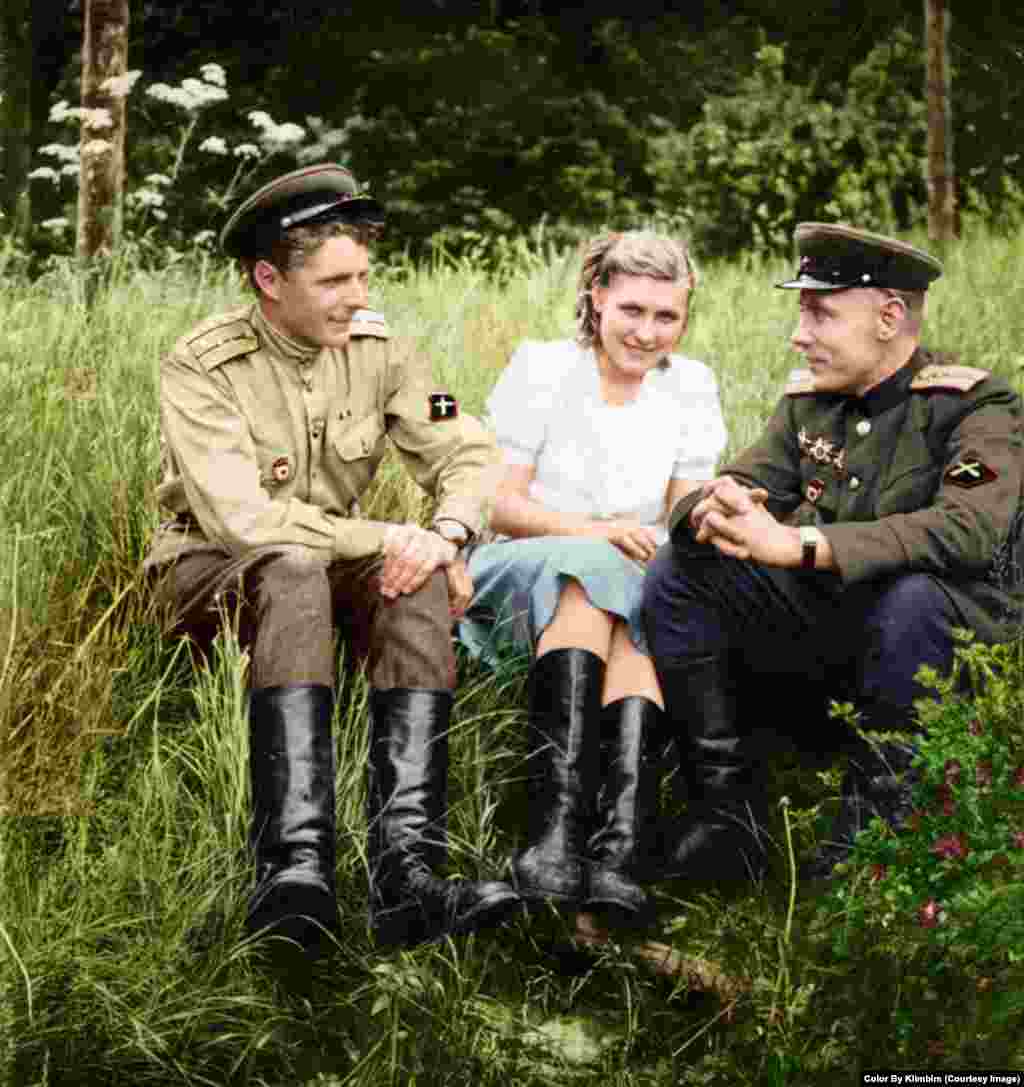 На фото – солдаты советской противотанковой артиллерии с неизвестной женщиной в период Второй мировой войны