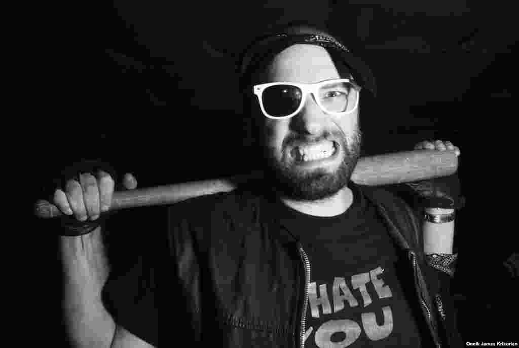 "Быть частью этого клуба – значит утолять жажду свободы. Я ее нахожу, лишь когда мы все вместе отправляемся в путь или напиваемся в баре", – рассказывает будущий член Cross Riders Александр Дидсуловани