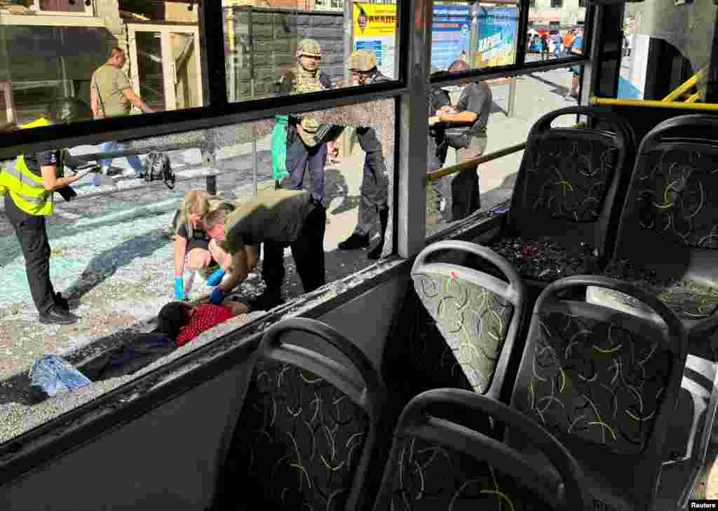 Одной из погибших в результате российской атаки 22 июня оказалась пассажирка троллейбуса. Всего погибли три человека, фото Reuters