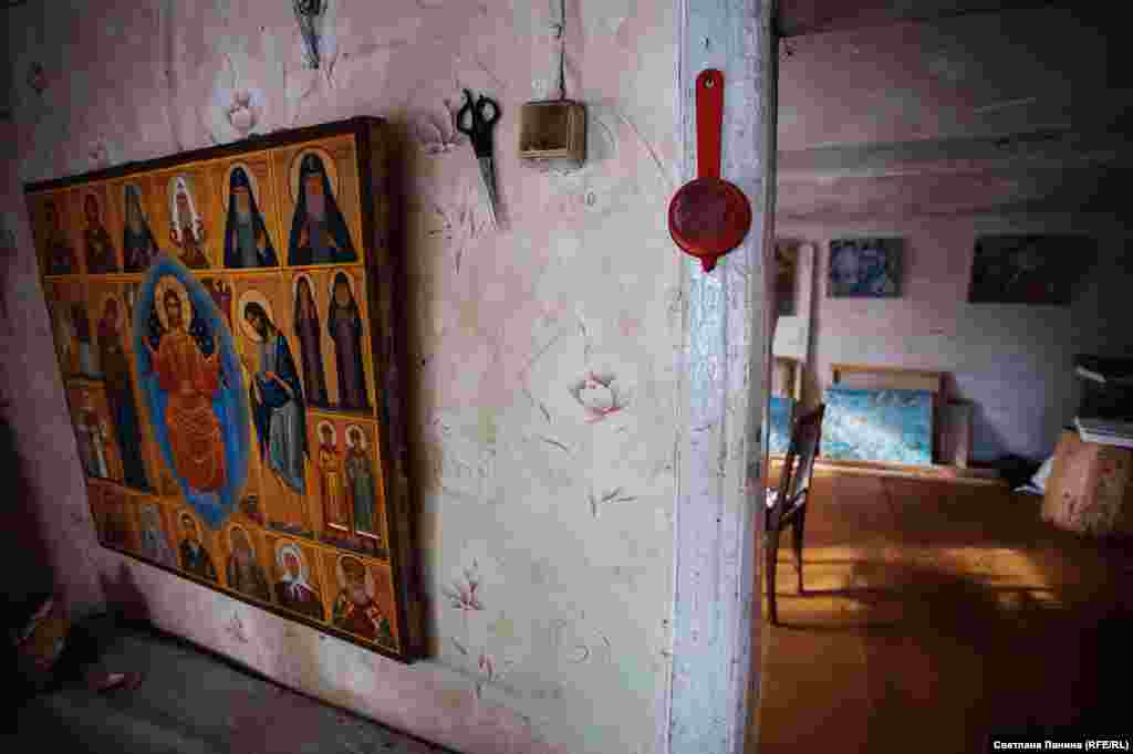 Список контактов художника-отшельника состоит из одного номера – телефона дочки, который нацарапан на стене под выключателем