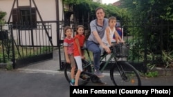 Алан Фонтанель с детьми на своем велосипеде