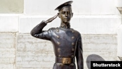 Скульптура "Служим Родине с детства", установленная у здания Нахимовского училища в Санкт-Петербурге