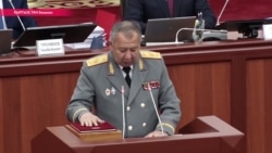 Бодигард президента и другие присягнули на копии Конституции Бодигард президента и другие присягнули на копии Конституции