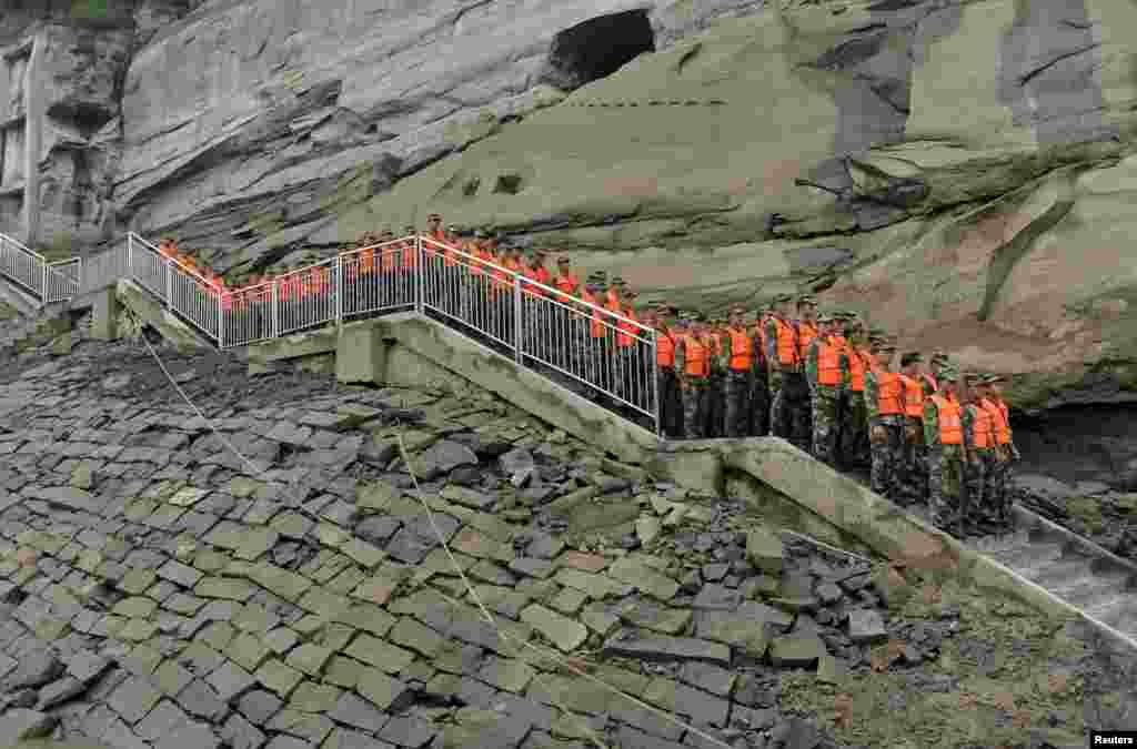 Всего в операции по спасению пассажиров участвуют более 3 тысяч человек, в том числе тысяча сотрудников военной полиции КНР и 600 сотрудников народной полиции Китая