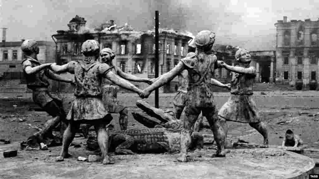 Бои продолжались еще несколько дней и окончательно завершились 2 февраля. Разрушенный бомбардировками железнодорожный вокзал Сталинграда со скульптурой танцующих детей. 