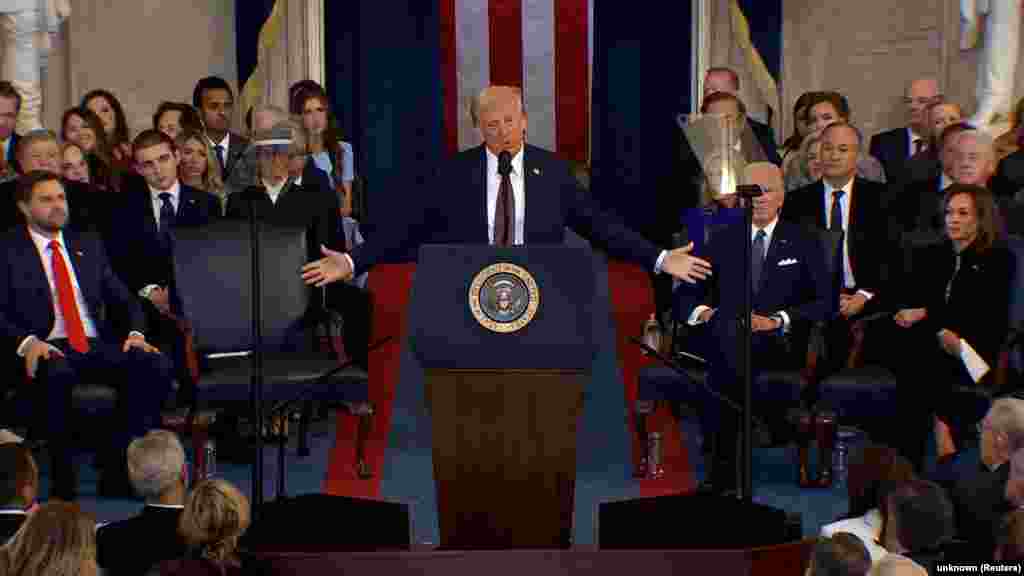 Во время инаугурации Трамп провозгласил начало "золотого века Америки". "Я возвращаюсь на пост президента с уверенностью и оптимизмом в том, что мы находимся в начале захватывающей новой эры национального успеха. Страну захлестывает волна перемен", – заявил Трамп. В первое время на посту президента Трамп планирует подписать около 100 указов. Он пообещал объявить чрезвычайное положение на южных границах США и анонсировал крупные антимиграционные рейды. Также Трамп объявит чрезвычайное положение в сфере энергетики, чтобы "наполнить стратегические резервы доверху и экспортировать американскую энергию по всему миру". "Мы будем бурить, детка, бурить", – сказал он. Помимо этого, Трамп обещал узаконить в Штатах только два пола (мужской и женский) и ввести высокие пошлины на импортируемые товары, и заявил, что хочет стать "