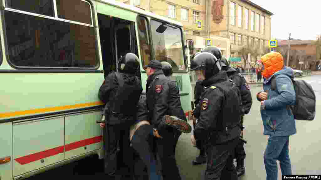 В Красноярске прошли столкновения протестующих с сотрудниками полиции. Полиция применяла силу и уносила протестующих в автозаки. Задержаны 35 человек