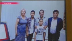 "У меня трое сыновей, но они выросли без меня": история Айнур "У меня трое сыновей, но они выросли без меня": история Айнур