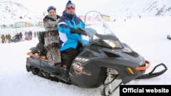 Эмомали Рахмон с женой на горнолыжном курорте Сафед-Дара в 2016 году