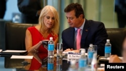 Пол Манафорт с сотрудницей штаба Трампа КеллиЭнн Конвей