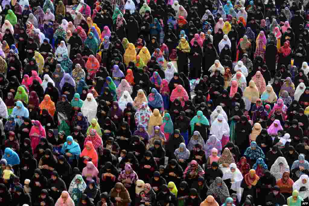 С арабского название праздника переводится как "праздник жертвы" На фото - индийские мусульмане на Курбан-Байрам