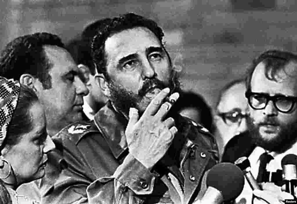 Ночью 25 ноября в Гаване в возрасте 90 лет скончался Фидель Кастро – революционер, простоявший во главе Кубы почти полвека.  Кастро пришел к власти в 1959 году после нескольких лет партизанской войны, которую они вели бок о бок с Эрнесто Че Геварой и своим братом Раулем. Позже они провозгласили на Кубе социализм и начали активно развивать отношения с Советским Союзом. Многие критиковали Кастро за то, что он привел страну к экономической блокаде Запада, тяжелейшему экономическому кризису и за нарушения прав человека. Новые власти Кубы запретили называть именем Фиделя Кастро объекты городской инфраструктуры или награды, чтобы избежать культа личности Фиделя