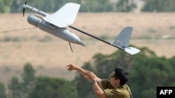 Израильский солдат запускает дрон, июль 2014 года