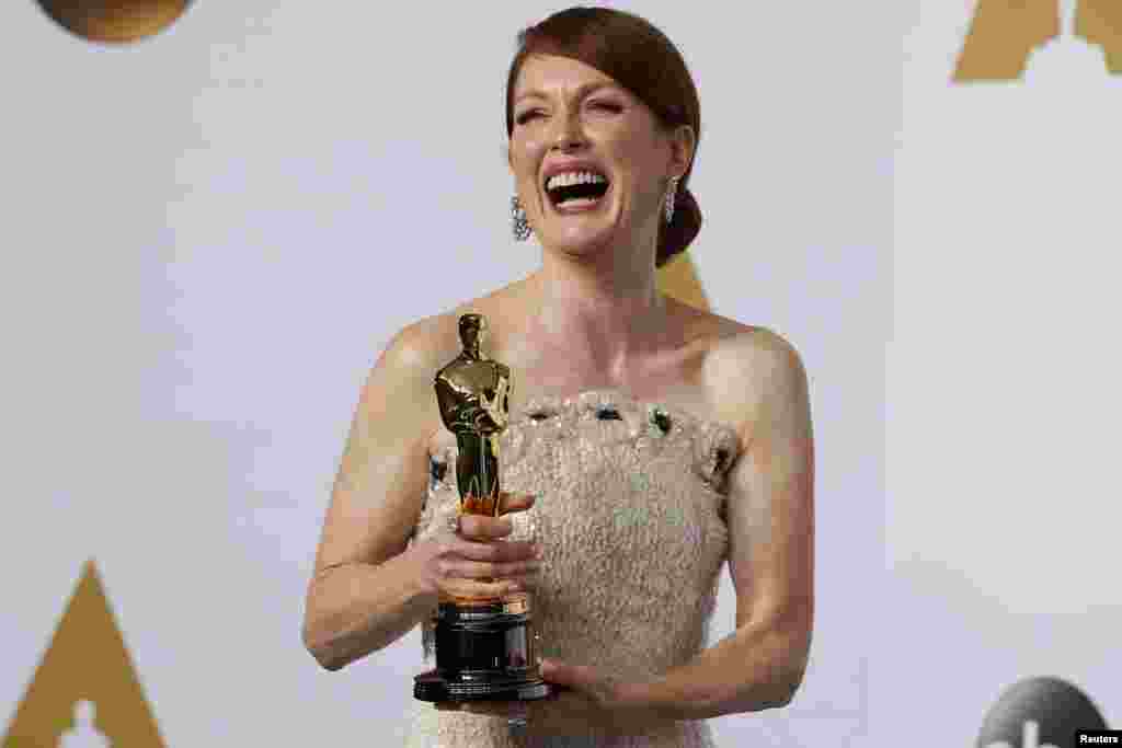 Джулианна Мур с "Оскаром" за "Все еще Элис"  