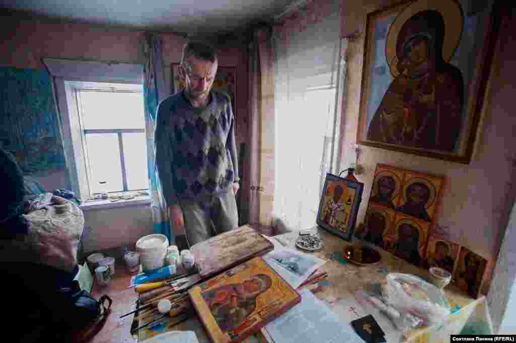 На столе – иконы, написанные Терентьевым за последний год. Рядом с готовыми работами лежат книги с правилами иконописного мастерства