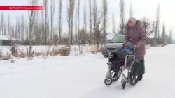 Электромобиль сломался, коляска велика. Парализованный Нуржигит по-прежнему передвигается в тазике Электромобиль сломался, коляска велика. Парализованный Нуржигит по-прежнему передвигается в тазике