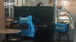 Хасан приехал в Латвию из Узбекистана. На родине продавал мебель и получил музыкальное образование, но в Риге работает курьером Хасан приехал в Латвию из Узбекистана. На родине продавал мебель и получил музыкальное образование, но в Риге работает курьером