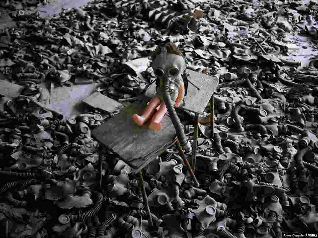 Эти детские противогазы (меры предосторожности против нападения со стороны Соединенных Штатов) были разбросаны по полу через некоторое время после катастрофы. Чернобыльский проводник Владимир Егоров говорит, что это было сделано "художником", который хотел создать страшный образ апокалипсиса