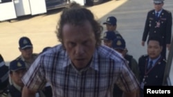 Бизнесмен Сергей Полонский во время депортации в Россию