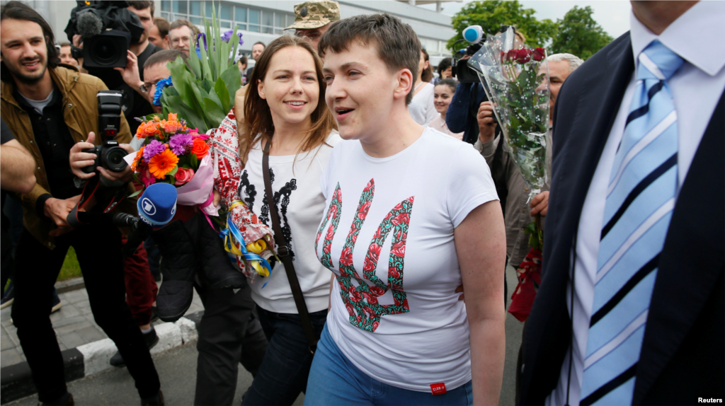 В конце мая после долгих переговоров на высшем уровне между Москвой и Киевом военнопленную летчицу и нардепа Украины Надежду Савченко, осужденную в России на 22 года, неожиданно обменяли на двух россиян, Александра Александрова и Евгения Ерофеева, которых в Украине приговорили к тюремным срокам. На свою родину каждый из них вернулся свободным человеком. Надежде Савченко дали орден Героя Украины, после чего она начала работать в Верховной Раде в составе партии "Батькивщина". Правда из нее ее исключили уже в декабре, из-за политических разногласий и "несанкционированных" переговоров Савченко с главами "ЛНР" и "ДНР". Ни про Александрова, ни про Ерофеева после их освобождения не известно ничего