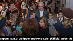 Губернатор Красноярского края Александр Усс на елке с детьми, фото пресс-службы правительства Красноярского края