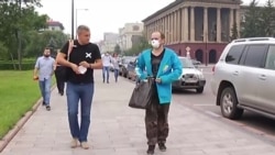 Красноярск в дыму из-за лесных пожаров, жители требуют ввести режим "черного неба" Красноярск в дыму из-за лесных пожаров, жители требуют ввести режим "черного неба"