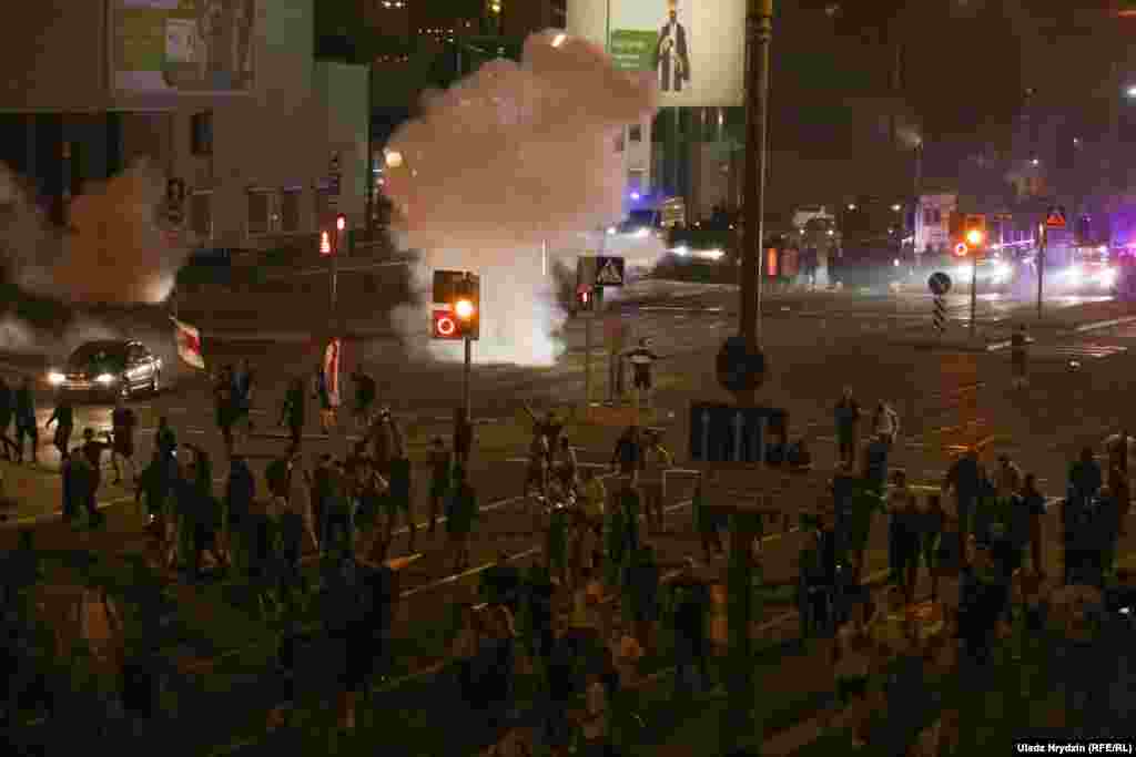 После начала протестов в Минске отключили уличное освещение. Протестующие подсвечивали себе дорогу экранами мобильных телефонов