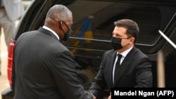 Глава Пентагона Ллойд Остин приветствует Владимира Зеленского, 31 августа 2021 года