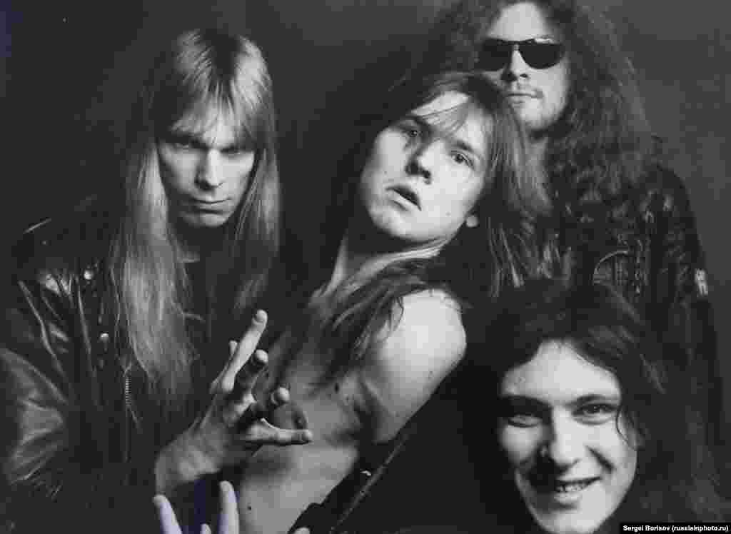 Советская трэш-метал группа "Коррозия металла" через год после записи их дебютного альбома "Орден сатаны" (1988). В 2016 году основатель группы Сергей "Паук" Троицкий (в центре) попал в тюрьму в Черногории за поджог. В марте 2017 года он заявил, что сбежал из тюрьмы и вернулся в Россию, где планирует снова выступать с группой