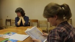 Соколова: "Ей снятся кошмары, в кошмарах снится  наша учительница, что она ее то бьет, то она стала королевой и надо поклонится" Соколова: "Ей снятся кошмары, в кошмарах снится  наша учительница, что она ее то бьет, то она стала королевой и надо поклонится"