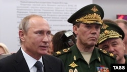 Начальник Генштаба РФ Валерий Герасимов и президент РФ Владимир Путин в Кубинке, июнь 2015 года