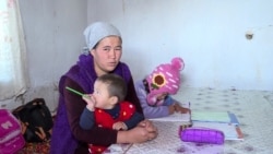 Многодетная семья живет в контейнере на свалке Многодетная семья живет в контейнере на свалке